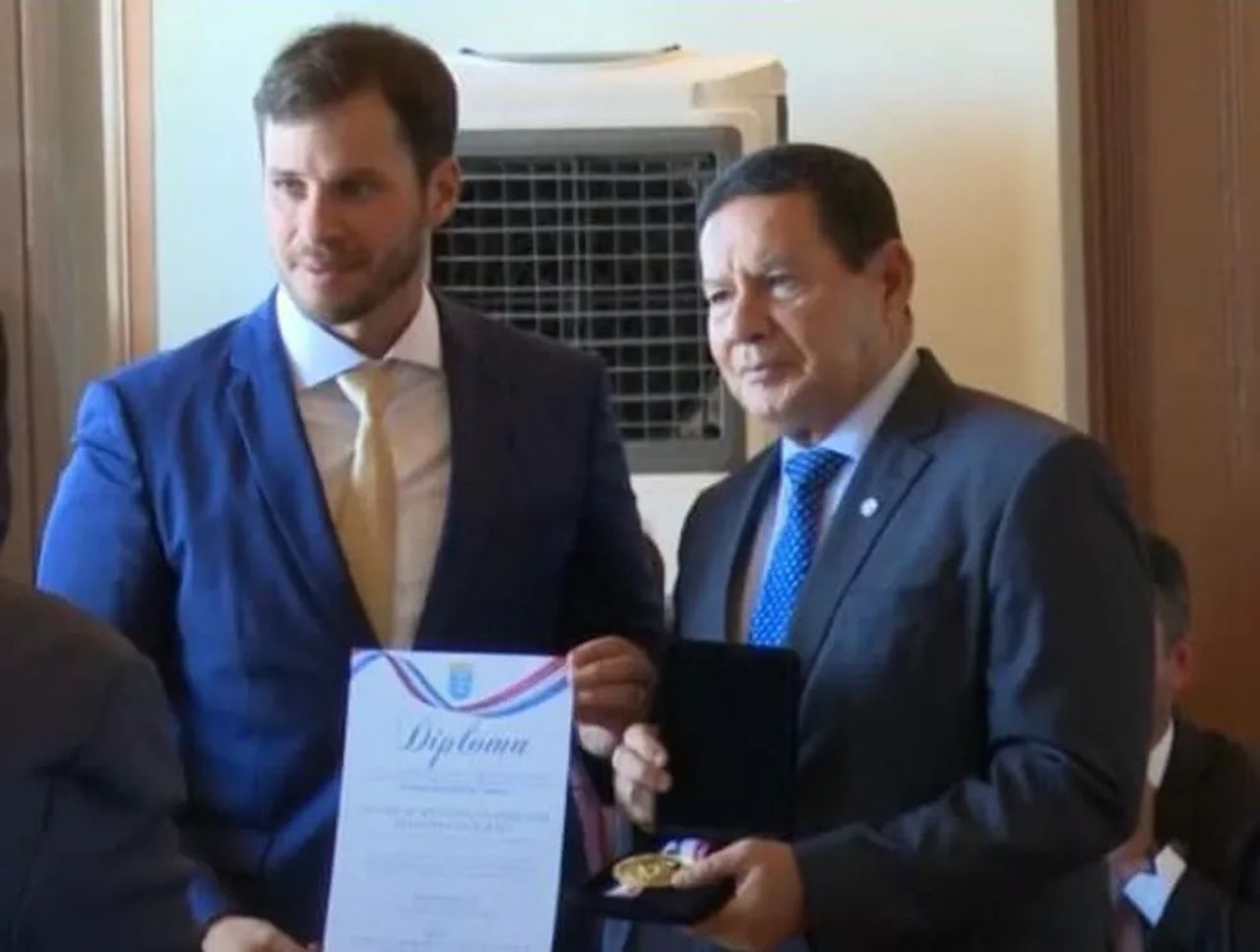 Vice-presidente Hamilton Mourão recebe Comenda Rosa da Fosenca em Alagoas