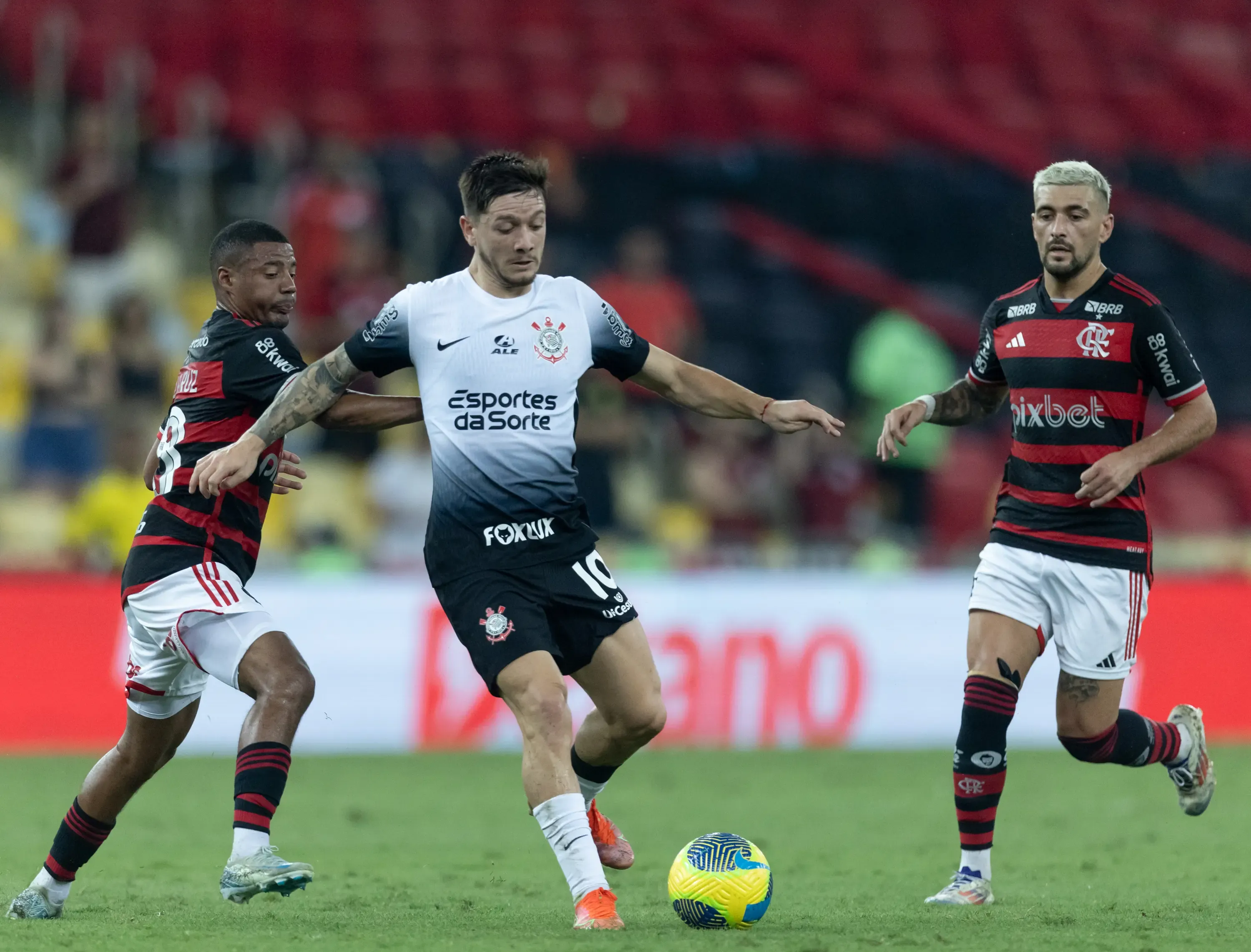 Flamengo e Corinthians lideram a lista de maiores torcidas do País, diz pesquisa