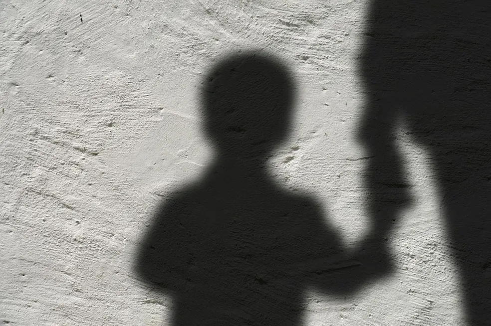 Homem é preso em Arapiraca após colocar criança de joelhos e bater nela; esposa grávida também foi agredida