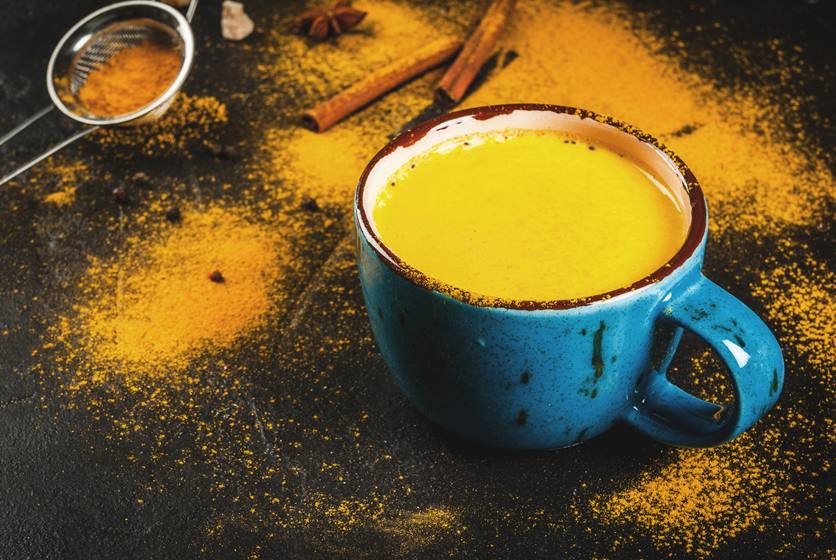 Café com cúrcuma melhora a imunidade, dá foco e energia. Saiba fazer