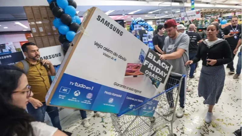 9 em cada 10 brasileiros devem ir às compras nesta Black Friday; veja itens mais buscados