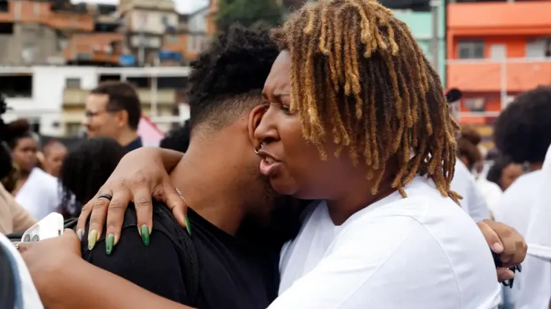 Sob facções e operações, população de favelas vive traumas e adoece