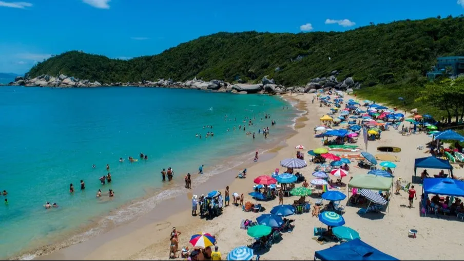 Brasil tem 63 praias e 12 marinas premiadas com a Bandeira Azul