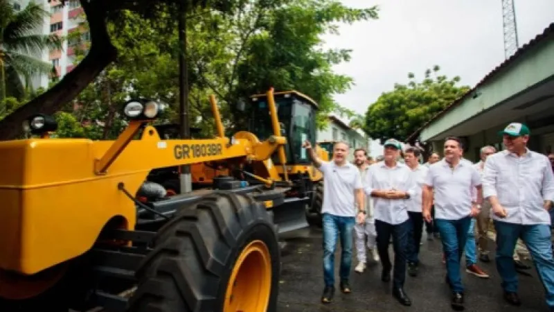 Governador e ministros entregam 30 máquinas agrícolas para municípios alagoanos