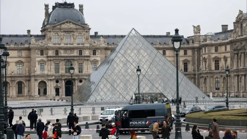 Joias roubadas do Louvre valem R$ 550 milhões, afirma o governo da França
