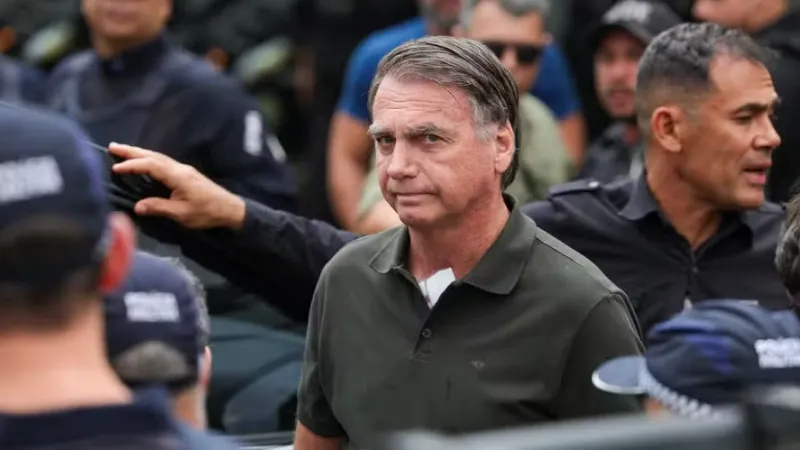 STF autoriza visitas dos filhos a Bolsonaro; defesa cita confusão mental para pedir volta à prisão domiciliar