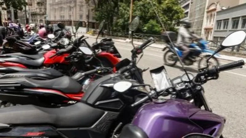 Trabalhador por aplicativo ganha mais, porém tem jornadas mais longas