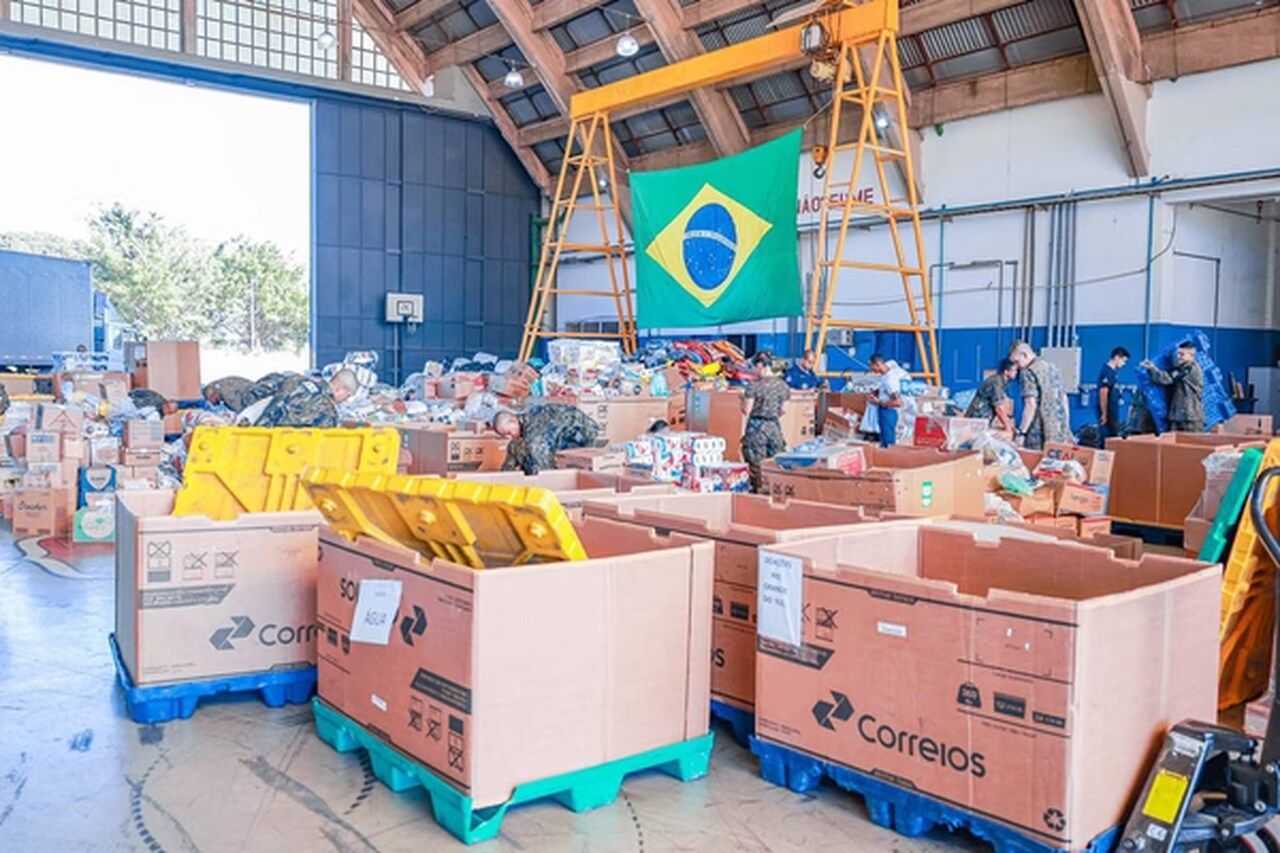 Avião da FAB com 25 toneladas de doações e medicamentos chega ao RS