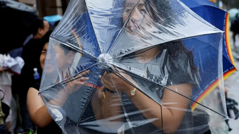 Chuva forte atinge Pequim durante passagem do tufão Dolphin