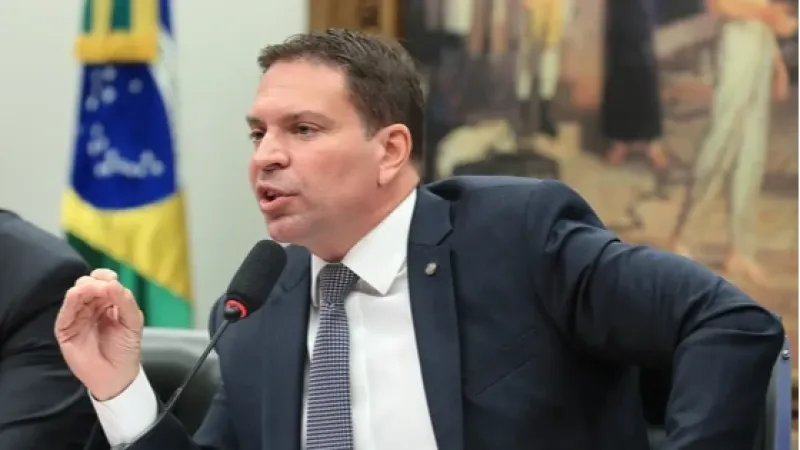 Ramagem critica Hugo Motta após ter mandato cassado: ‘Covardia’