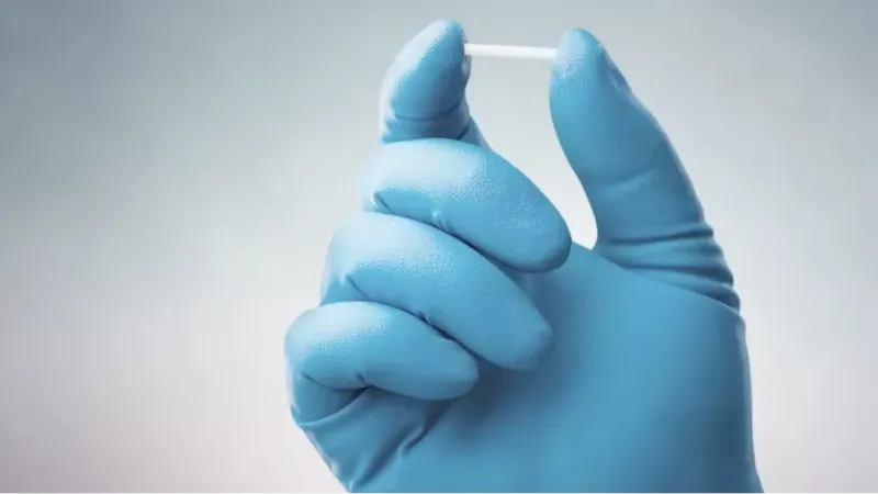 Muito além do ‘chip da beleza’: o que está em jogo nos implantes hormonais