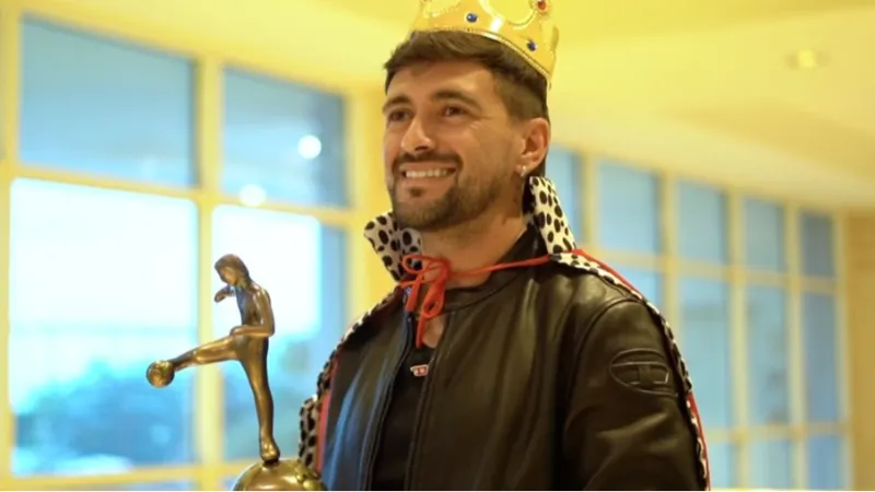 Majestade coroada: Arrascaeta recebe troféu Rei da América 2025