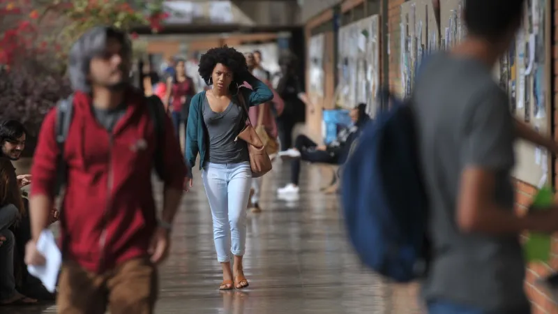 Mais de 54% dos graduandos já abandonaram curso para cuidar dos filhos