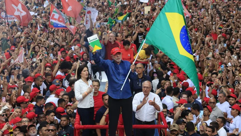 Lula é reeleito presidente do Brasil em virada histórica
