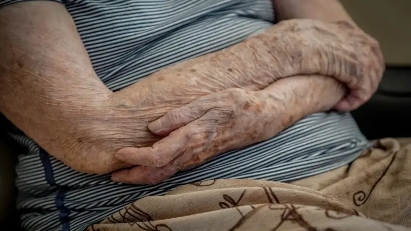 Redação do Enem 2025 aborda as perspectivas para o envelhecimento