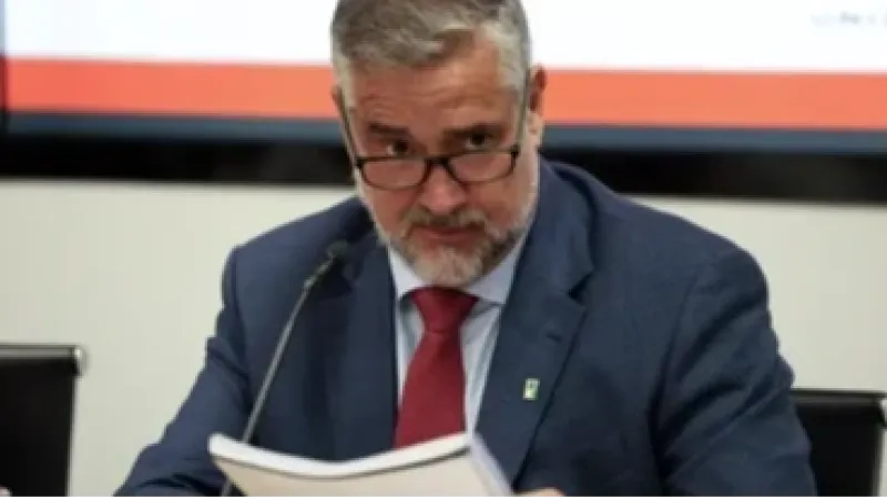 Deputado do PT toca samba na CPMI do INSS para ironizar bolsonaristas