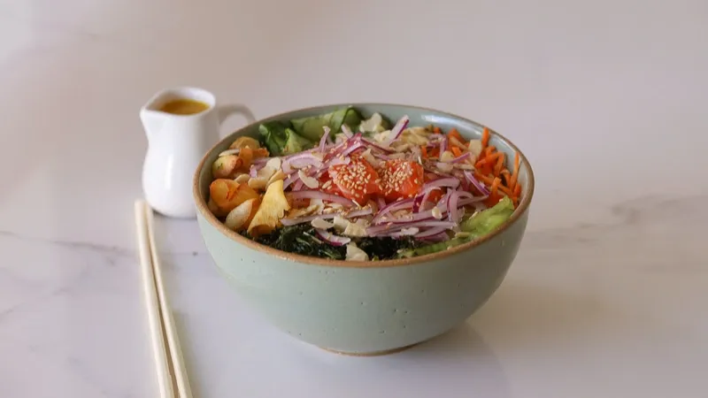 Rede de franquias de comida havaiana Mana Poke abre 1º restaurante em Alagoas