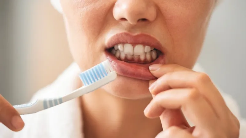 A dor não surge do nada: o que sua rotina de higiene revela sobre sua saúde bucal