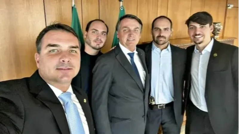 Moraes autoriza visita permanente de filhos a Bolsonaro; Eduardo não está na lista
