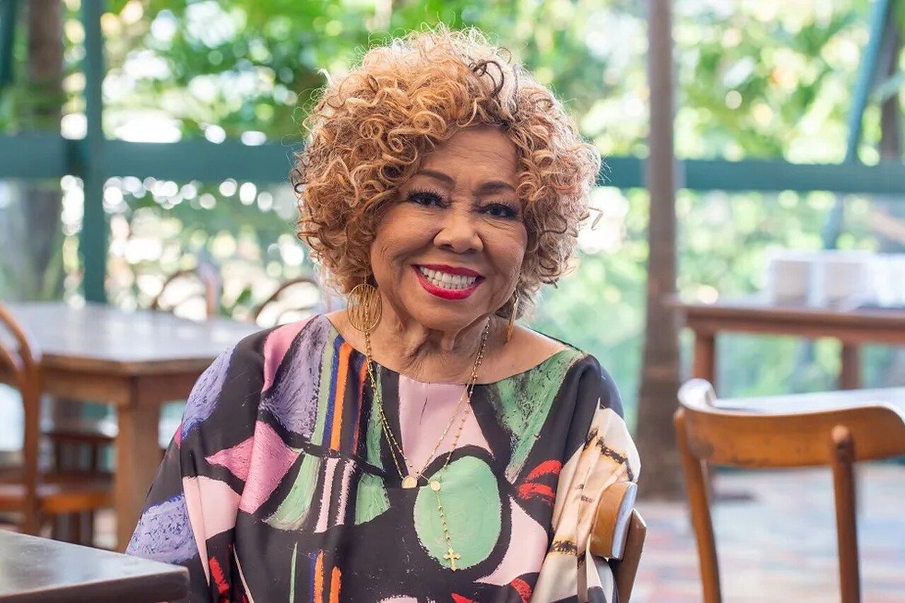 Alcione diz que não abre mão da vaidade e conta que doa parte de suas roupas a transformistas