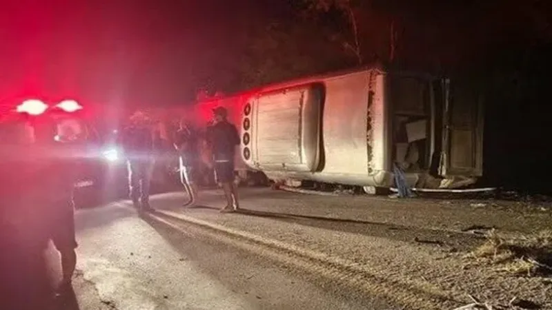 Ônibus tomba na BR-423, no Agreste de Pernambuco, e deixa mortos e feridos