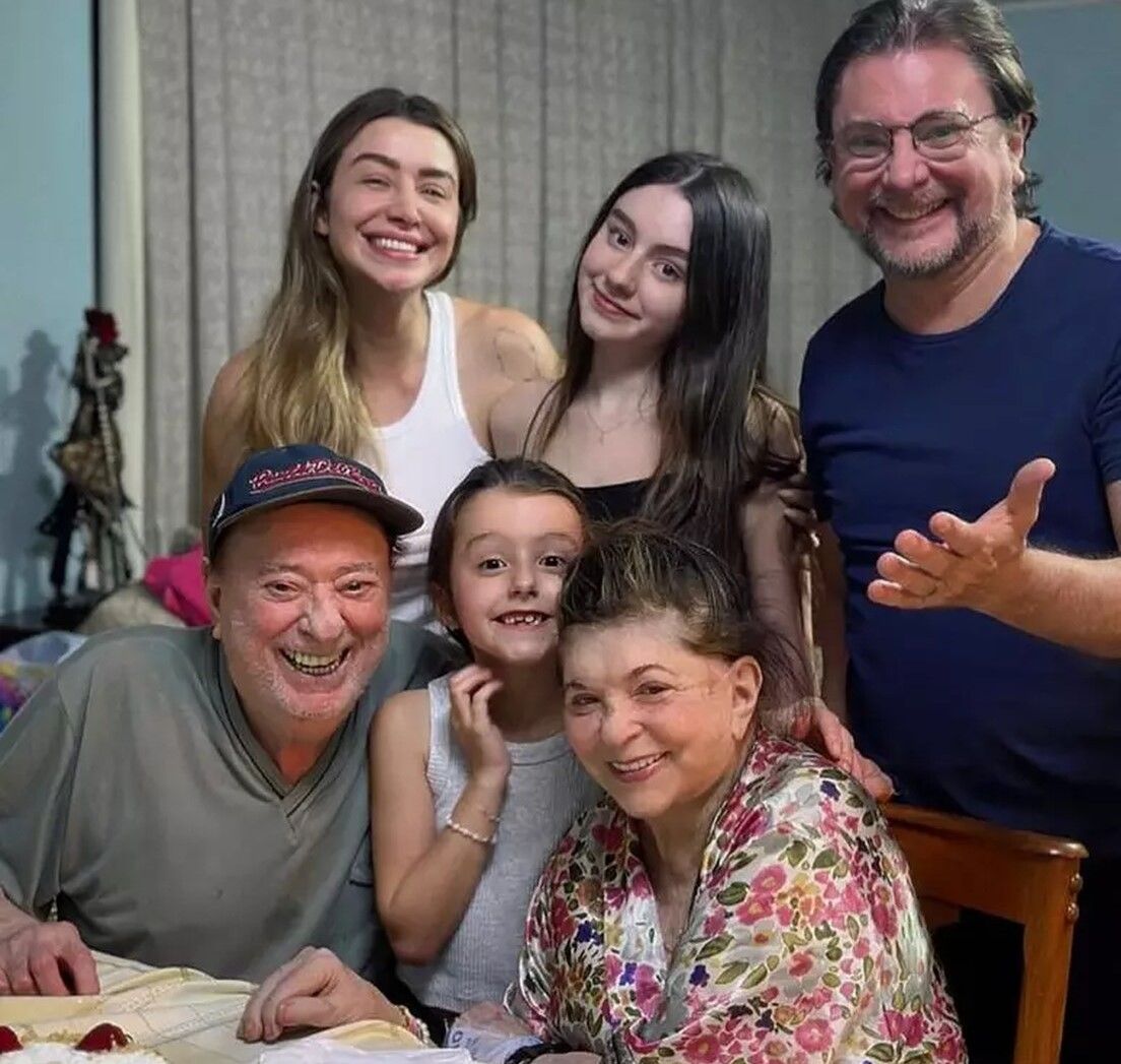 Raul Gil surge em foto rara com a esposa: '64 anos de casados'