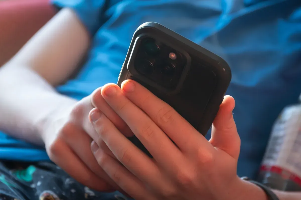 Excesso de telas na infância preocupa 4 em cada 10 responsáveis