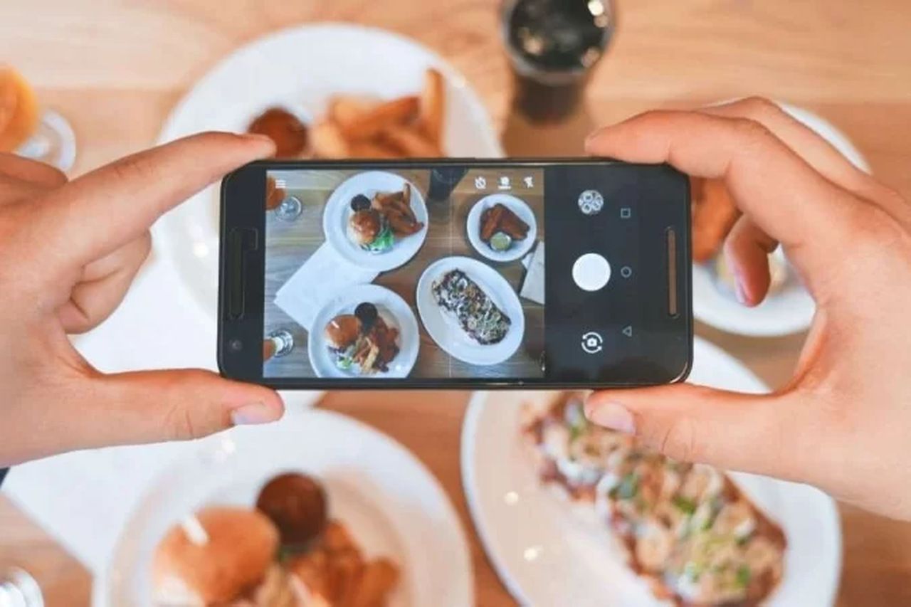 Restaurante proíbe clientes de usarem celular durante refeição
