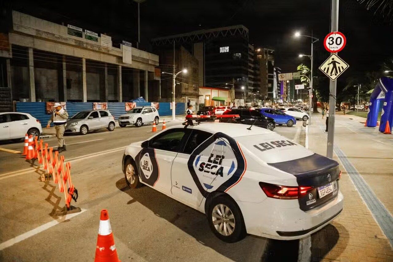 Motorista que dirigia embriagado é preso após bater carro em viatura da Operação Lei Seca em Maceió