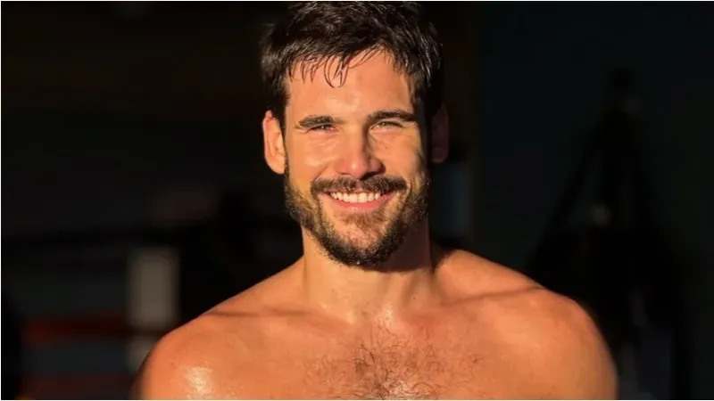 Nicolas Prattes se torna 1º ator brasileiro premiado internacionalmente por novela