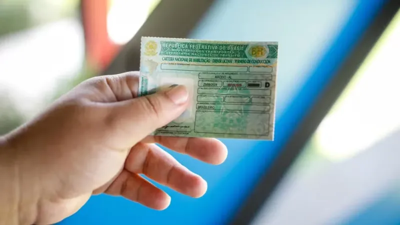 Avançar sinal vermelho e usar faixa de ônibus: quase 2 mil condutores em AL tiveram CNH suspensa em 2025