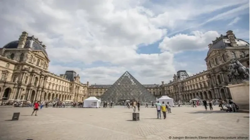 Museu do Louvre, em Paris, fica fechado após roubo de joias