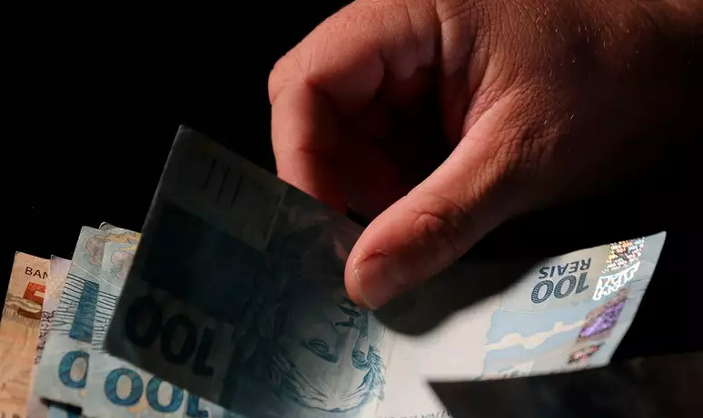 Lula assina decreto com o reajuste do salário mínimo para 2025; saiba o novo valor