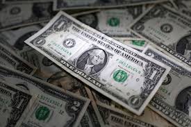 Dólar fica abaixo de R$ 5,50 com Oriente Médio e juros no radar; bolsa cai