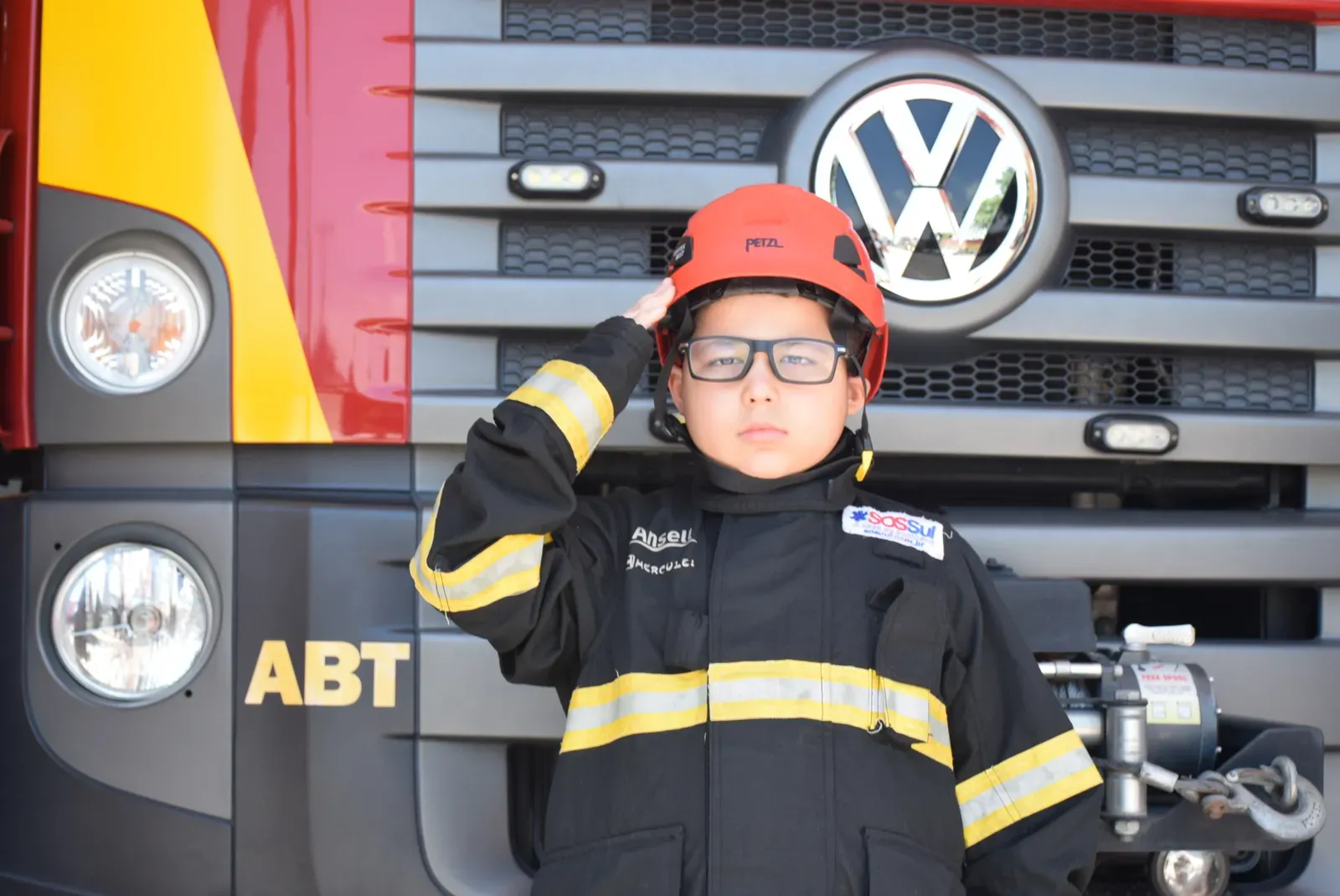 Criança realiza o sonho de voar de helicóptero com os bombeiros em Maceió antes de perder a visão