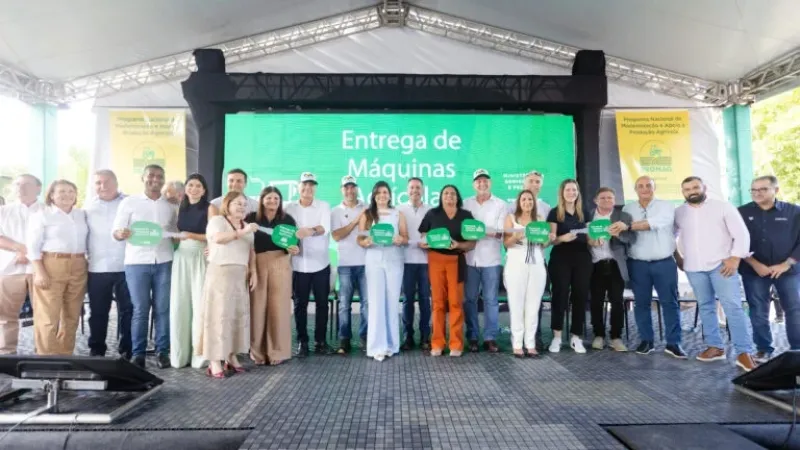 Prefeita de Novo Lino representa AMA em entrega de equipamentos da agricultura