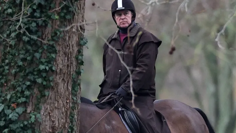 Entenda a queda do ex-príncipe Andrew em 15 datas marcantes