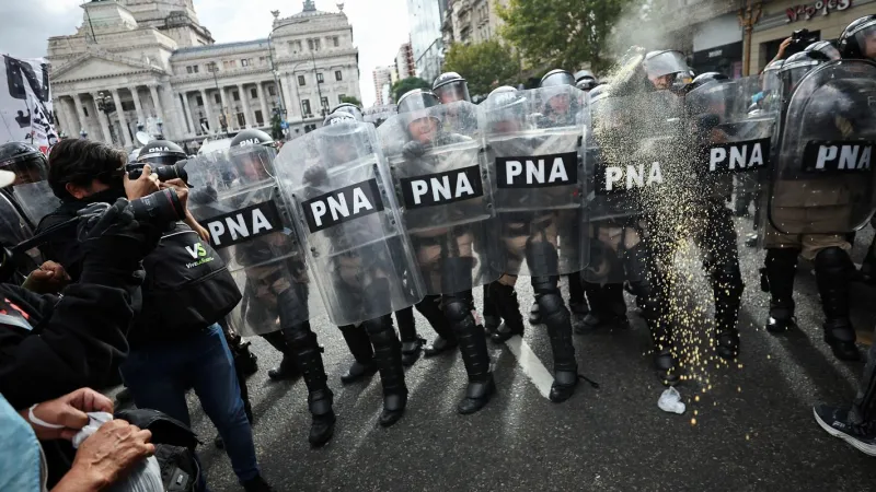Ajuste de Milei reduz número de novos aposentados em 53% na Argentina