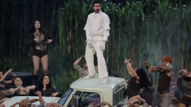 Bad Bunny homenageia América Latina no Super Bowl e diz: ‘seguimos aqui’