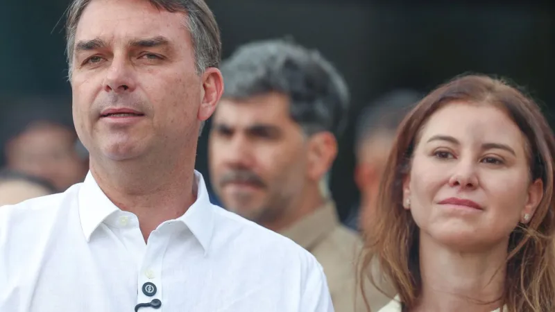 Avião com Flávio Bolsonaro e família segue para Miami