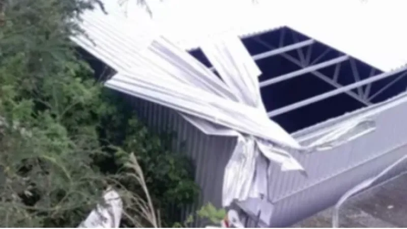 Avião de pequeno porte cai em cima de oficina em cidade no ES