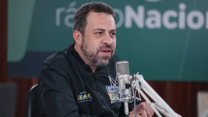 Acabar com a escala 6x1 é prioridade do governo, afirma Boulos