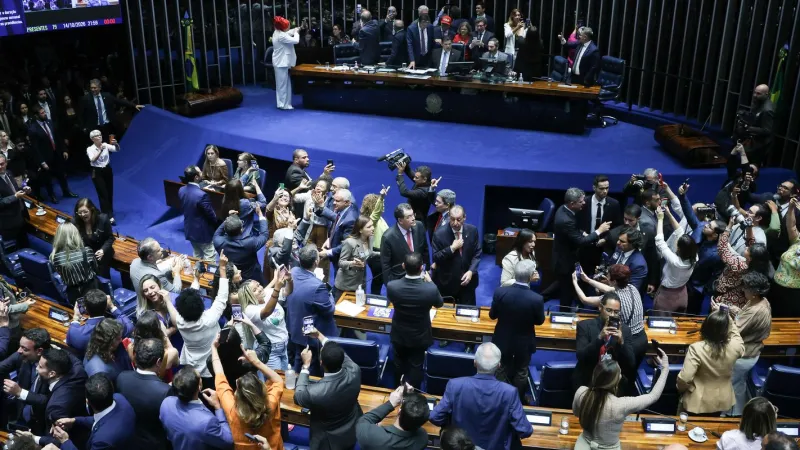 Imprensa estrangeira vê vitória de Lula em aprovação do fim da 6x1