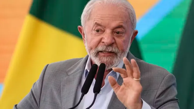 Lula sanciona projeto que proíbe descontos automáticos em benefícios do INSS