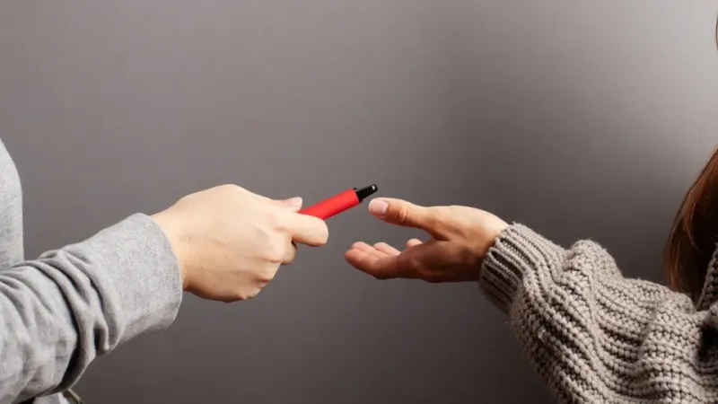 Líquidos dos vapes são tóxicos mesmo antes de serem aquecidos, aponta pesquisa brasileira