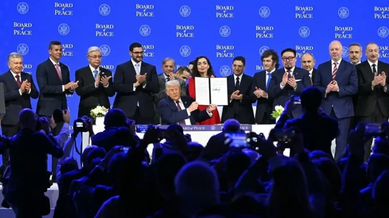 Trump lança ‘Conselho da Paz’, cita ONU e defende ‘desarmar’ o Hamas