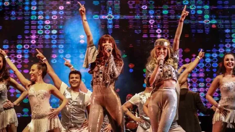 Espetáculo traz os maiores sucessos da banda Abba para o palco do Teatro Gustavo Leite