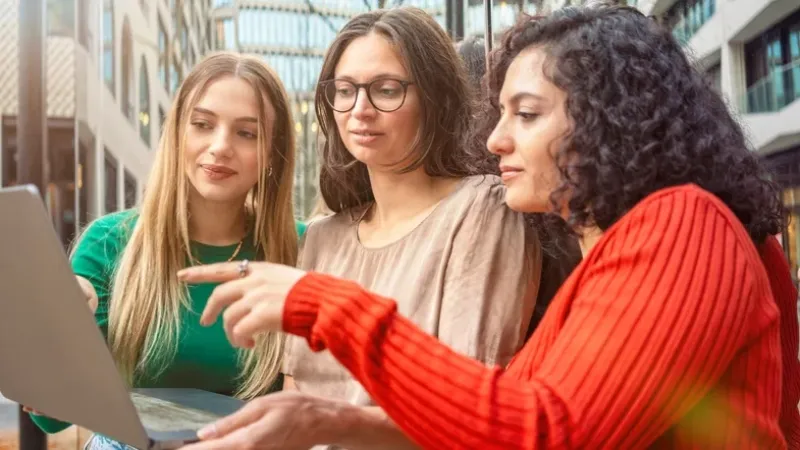 Mulheres correm três vezes mais risco de perder o emprego para a IA