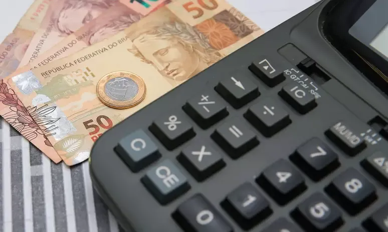 Entenda como é calculado o valor do décimo terceiro salário