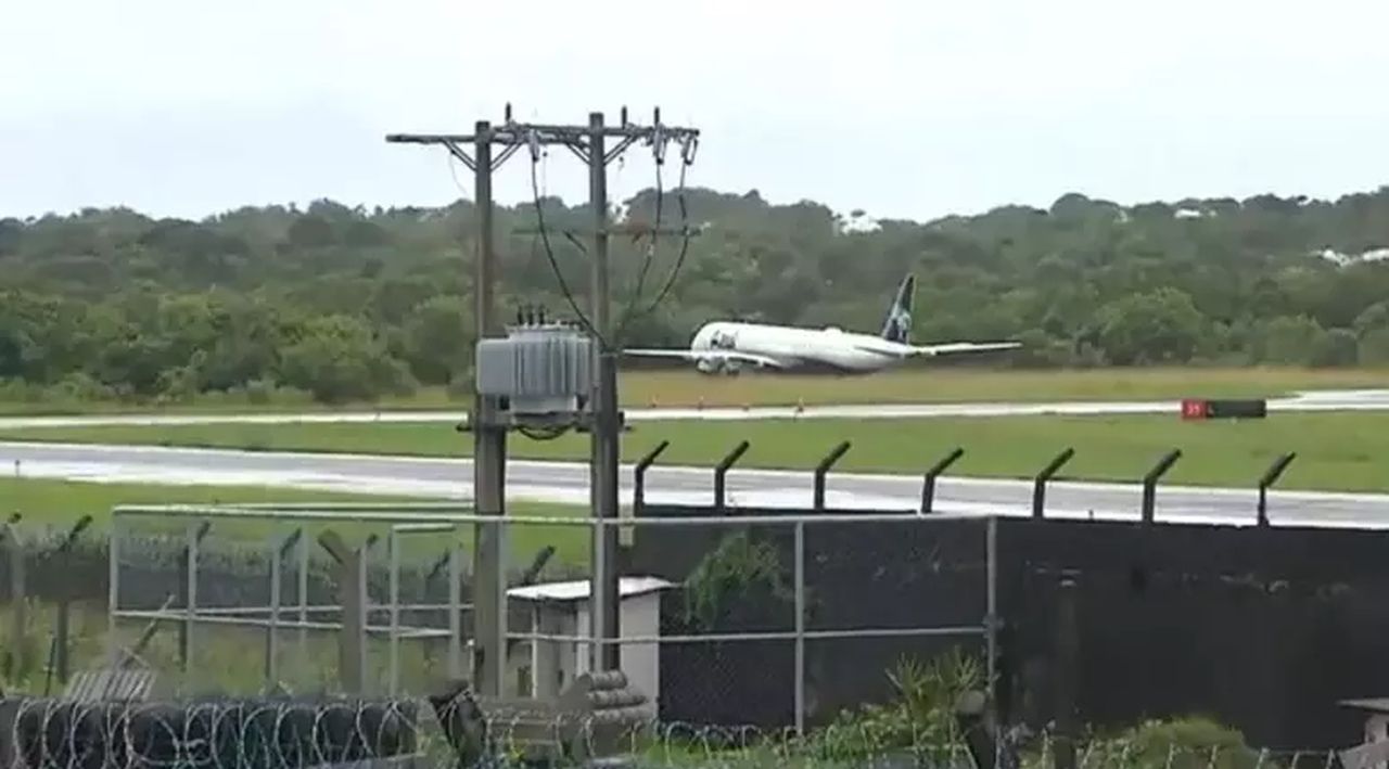 Avião ultrapassa limite de pista e para em matagal durante pouso no Aeroporto Internacional de Salvador